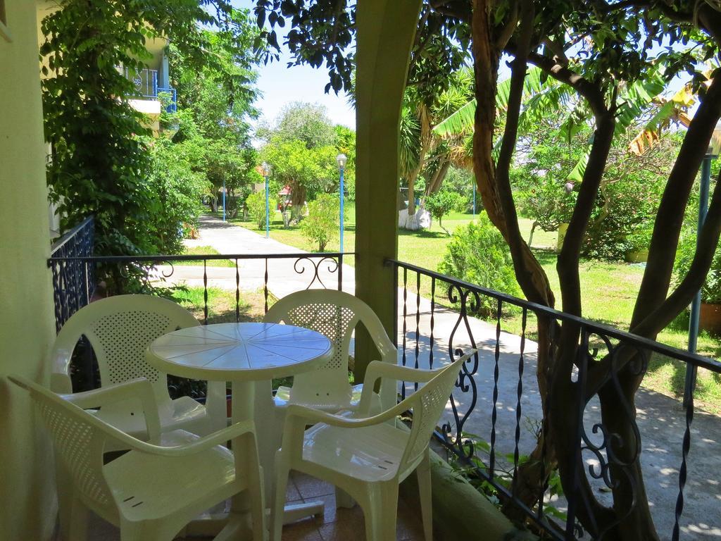 Maritime Hotel Apartments Petaloudes Екстер'єр фото