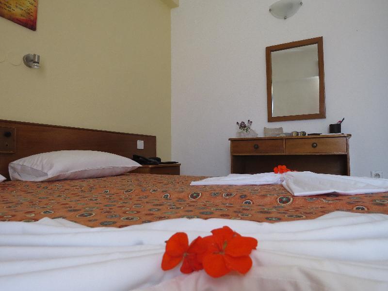 Maritime Hotel Apartments Petaloudes Екстер'єр фото