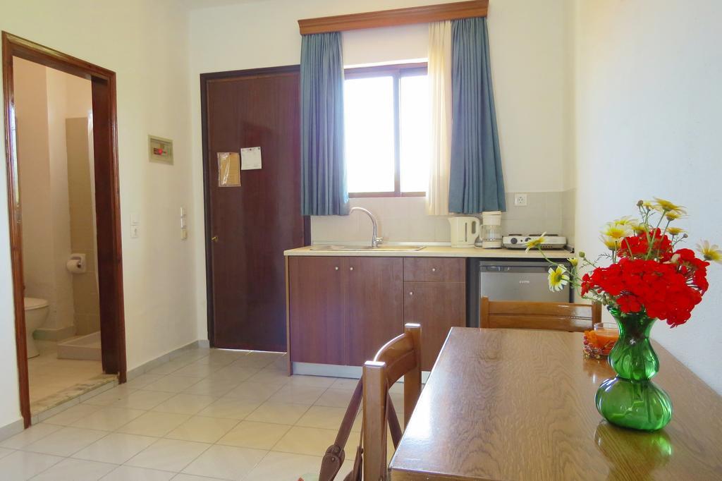 Maritime Hotel Apartments Petaloudes Екстер'єр фото